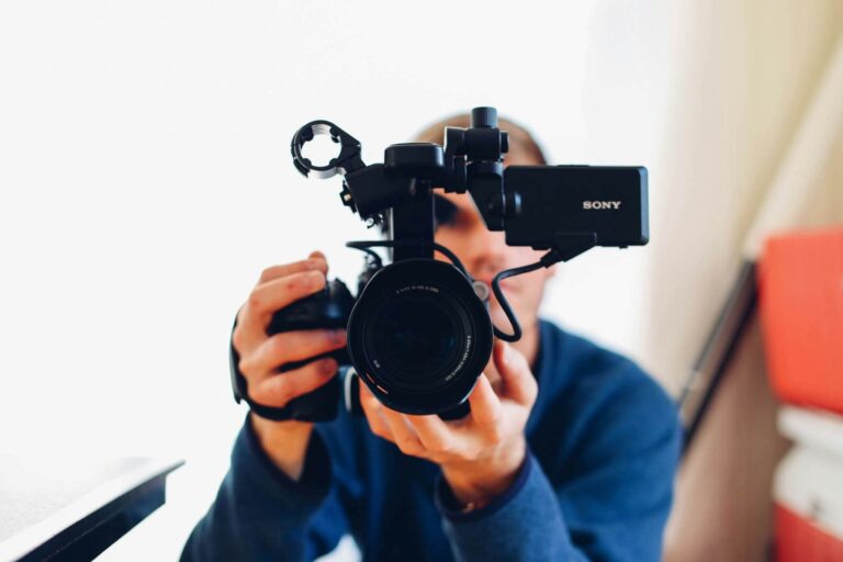 Person holding a dslr camera